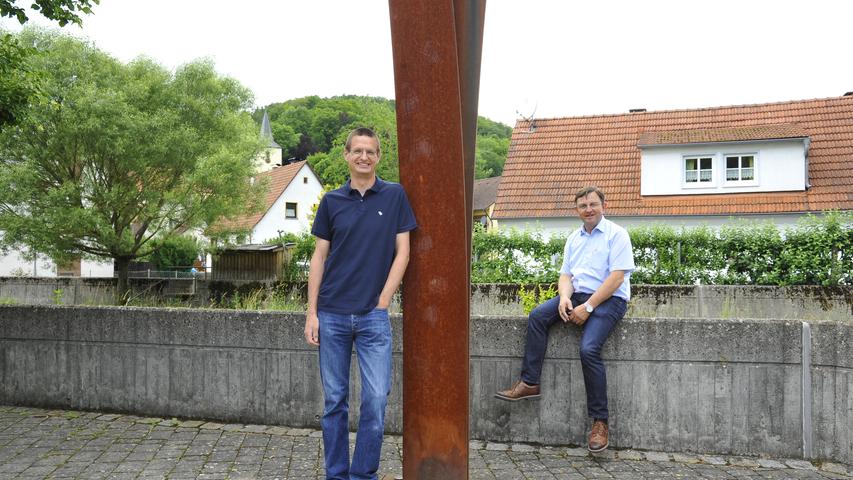 Von hier aus lenken Alwin Gebhardt (Bürgermeister, rechts im Bild) und Holger Strehl (zweiter Bürgermeister) die Geschicke der Gemeinde.
