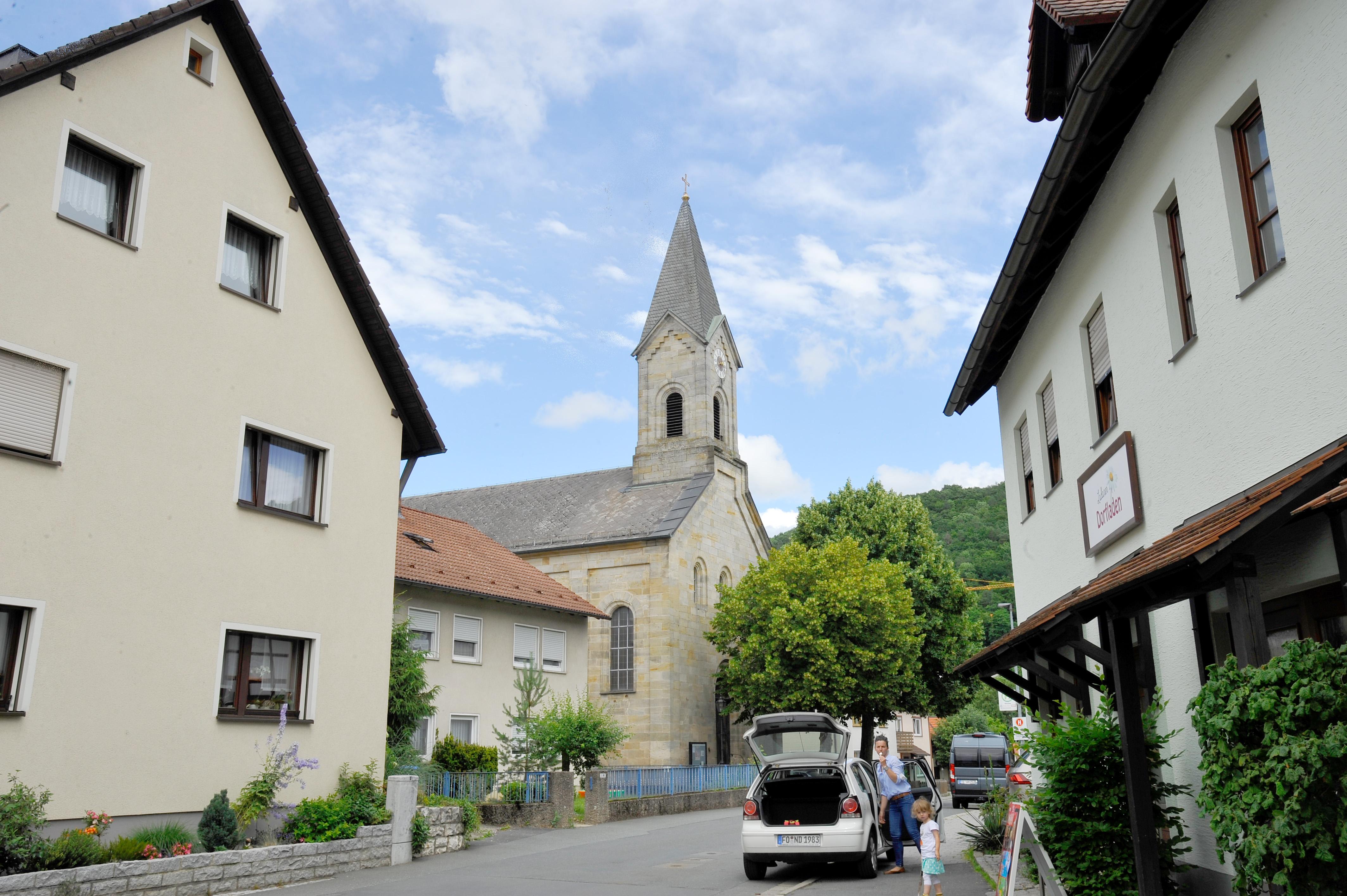Beginnen wir mit den Kirchen: Die katholische...