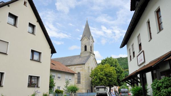 Beginnen wir mit den Kirchen: Die katholische...