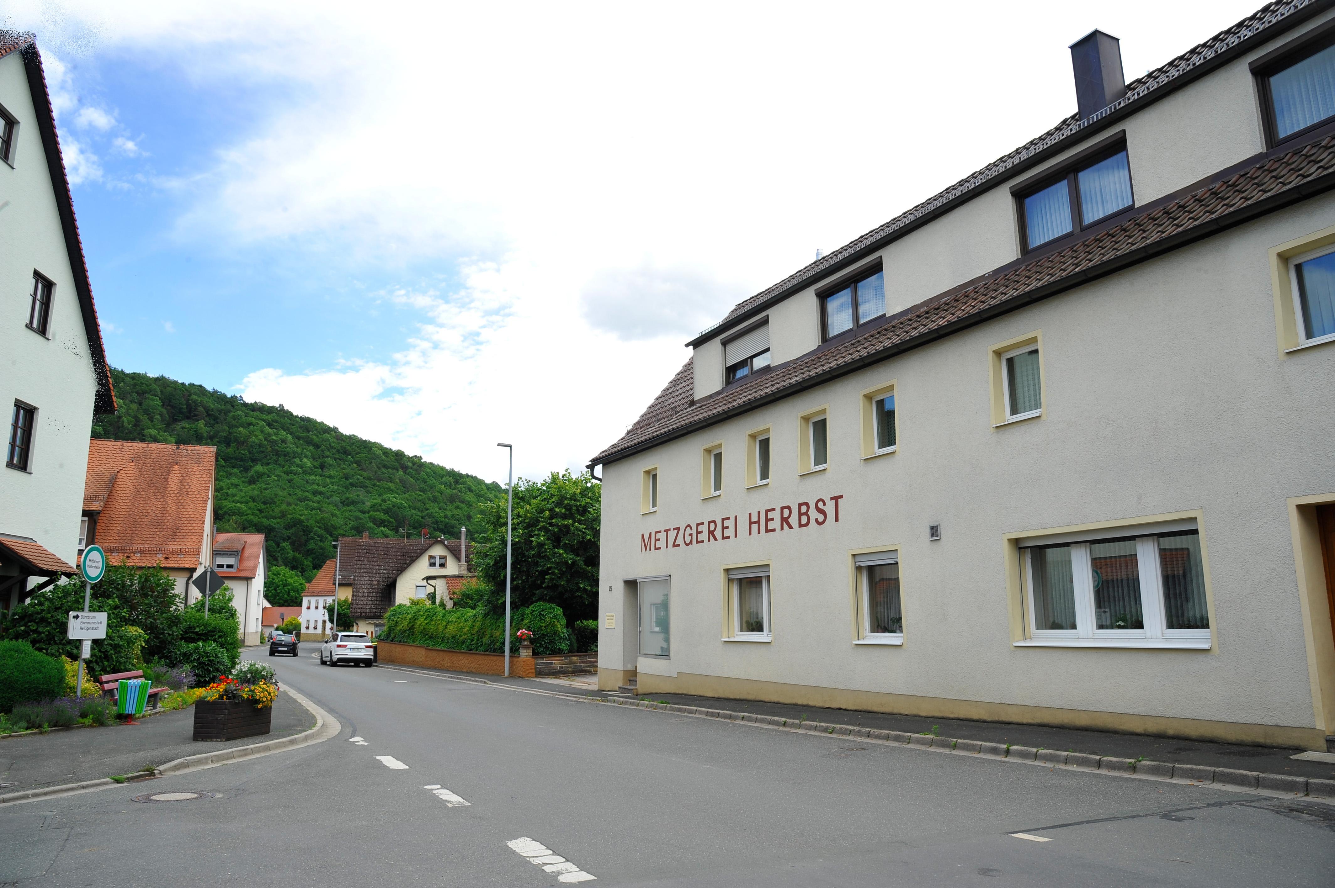 Abgesehen vom Dorfladen gibt es in der Ortsmitte keine Geschäfte mehr.  Auch diese ehemalige Metzgerei hat längst geschlossen.