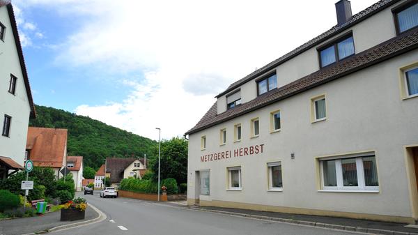 Abgesehen vom Dorfladen gibt es in der Ortsmitte keine Geschäfte mehr. Auch diese ehemalige Metzgerei hat längst geschlossen.