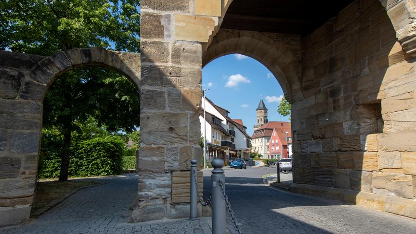Bekannt ist Neunkirchen für seine drei Stadttore an fast allen Zufahrten zum Ortskern: Hier das Erlanger Tor.