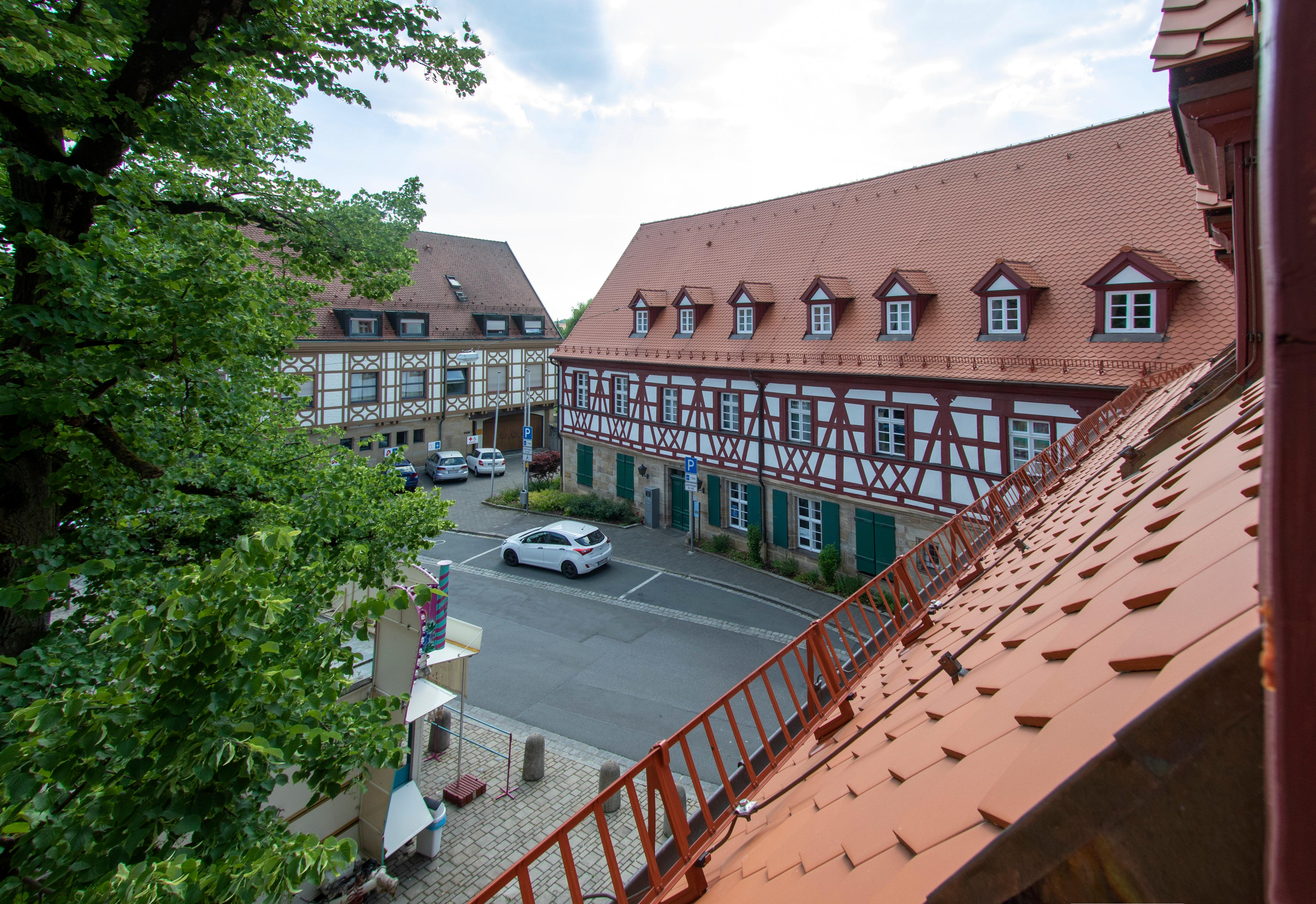 Vom Rathaus aus hat er einen tollen Blick auf den alten Klosterhof.