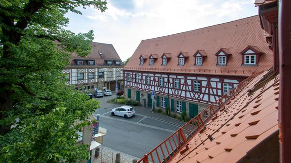 Vom Rathaus aus hat er einen tollen Blick auf den alten Klosterhof.