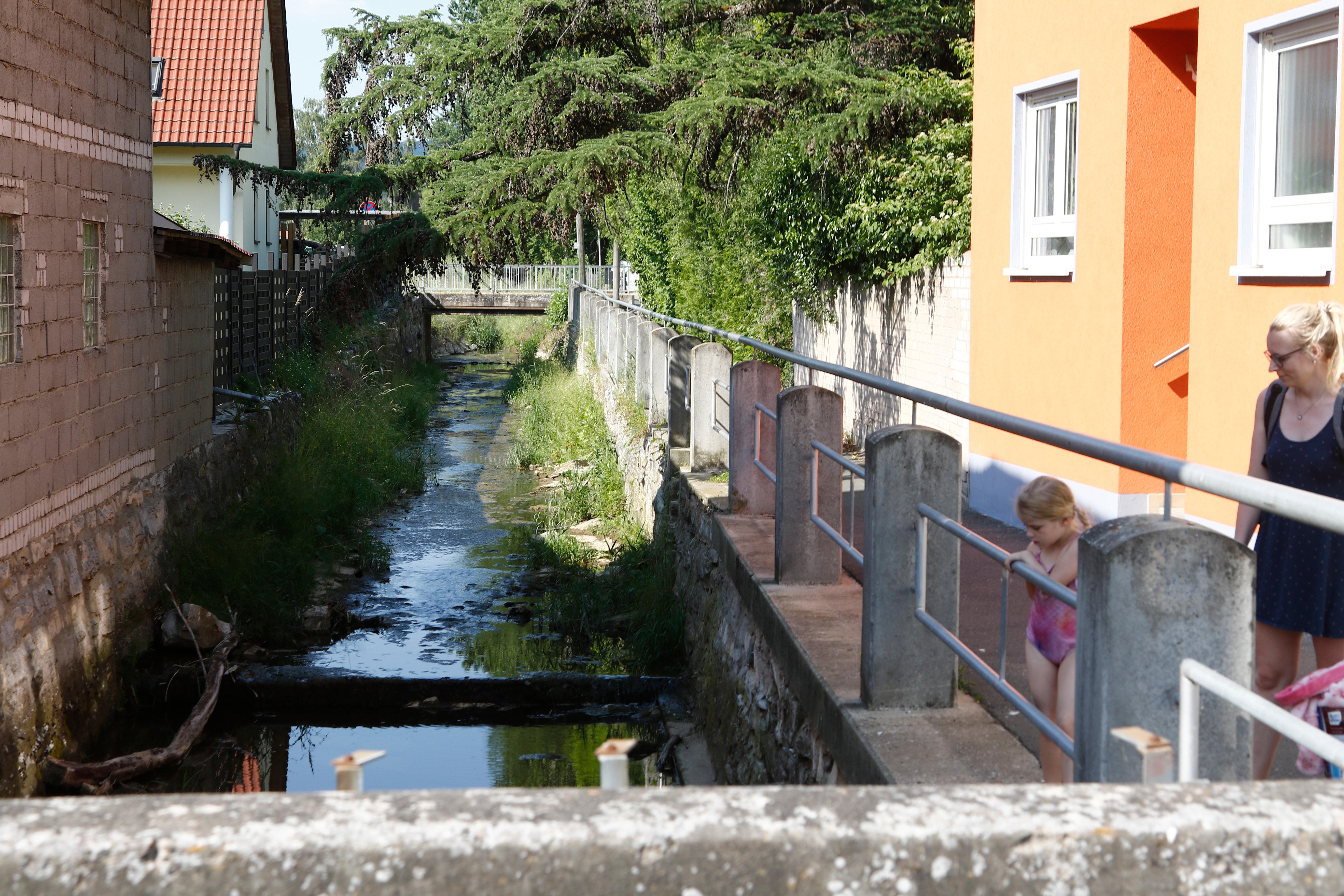 Entlang der Ortsmitte fließt der Brandbach.