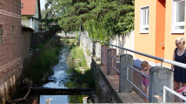 Entlang der Ortsmitte fließt der Brandbach.