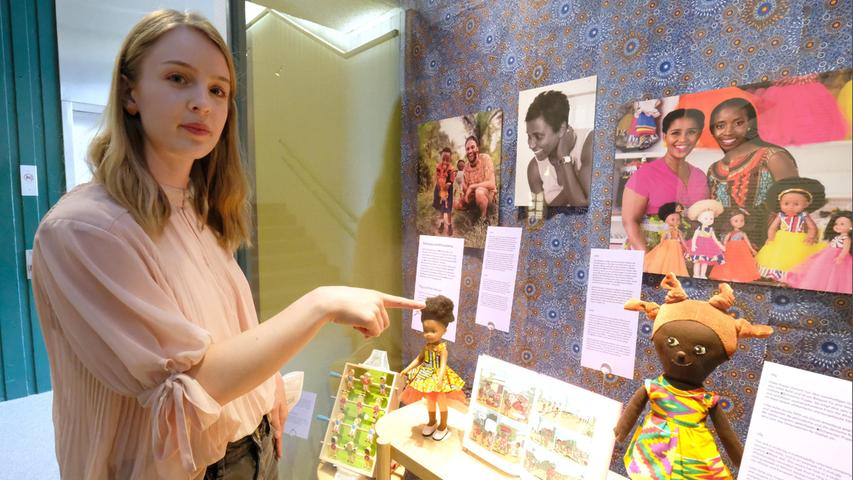 Kuratorin Mascha Eckert vom Spielzeugmuseum stellt in der Sonderschau ein Schaufenster mit antirassistischem Spielzeug vor.