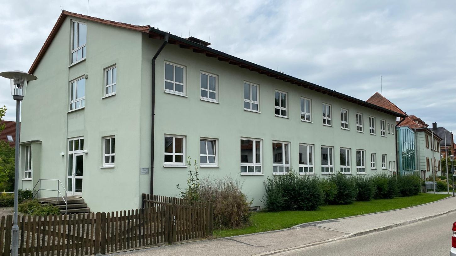 Der Schulausschuss des Kreistages hat sich einstimmig gegen eine weitere energetische Sanierung der Landwirtschaftsschule ausgesprochen. Der Zustand von Fenstern und Fassade ist zu gut, um da jetzt schon aktiv zu werden. Außerdem würde es nur eine sehr geringe Förderung geben. Der Schulausschuss des Kreistages hat sich einstimmig gegen eine weitere energetische Sanierung der Landwirtschaftsschule ausgesprochen. Der Zustand von Fenstern und Fassade ist zu gut, um da jetzt schon aktiv zu werden. Außerdem würde es nur eine sehr geringe Förderung geben.