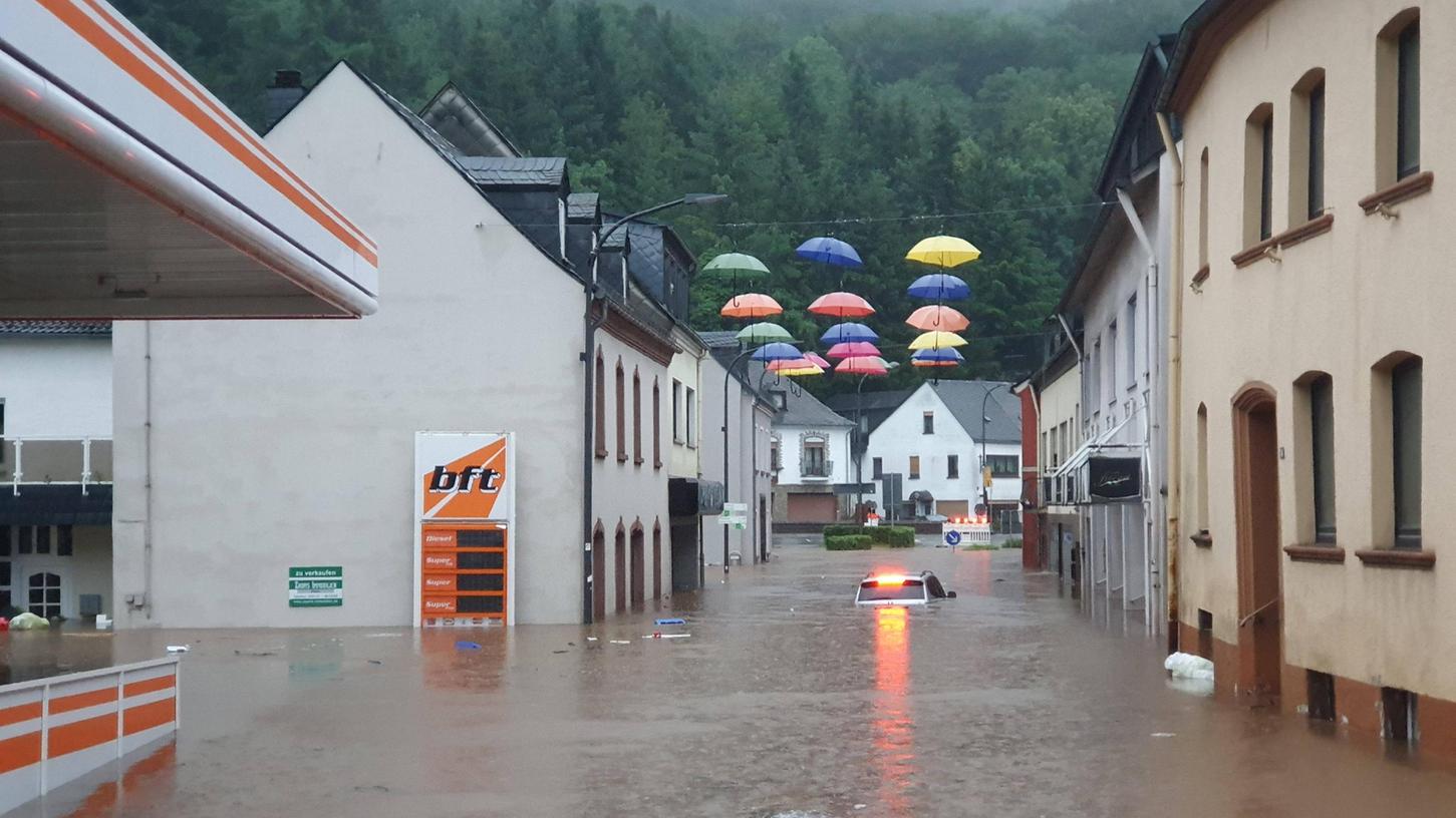 Das Eifelstädtchen Prüm ist von der Hochwasserkatastrophe hart getroffen worden und überflutet. Das Eifelstädtchen Prüm ist von der Hochwasserkatastrophe hart getroffen worden und überflutet.