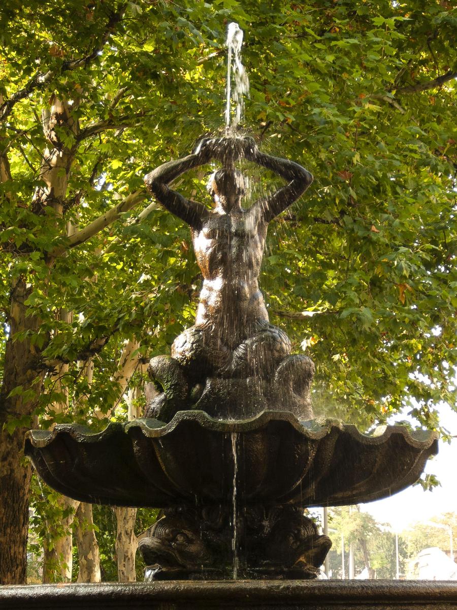Nach römischem Vorbild: Der erstmals 1687 Wasser spendende Tritonbrunnen am Maxplatz ist der einzige erhaltene Barockbrunnen in der Altstadt.