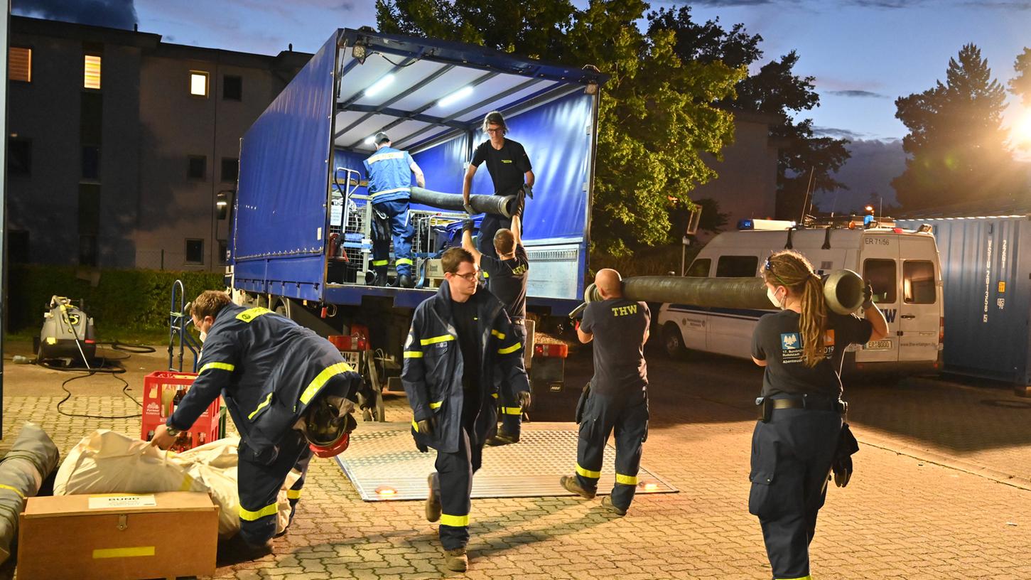 Noch in den späten Abendstunden rückten mehrere Helfer des Technischen Hilfswerk aus Erlangen mit Spezialpumpen nach Nordrhein-Westfalen aus. 