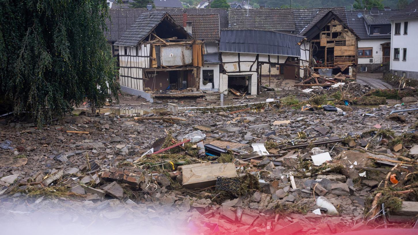  Trümmer liegen in der Gemeinde Schuld am Tag nach der Hochwasserkatastrophe. 