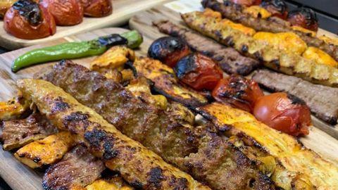 Nicht nur ein Anlaufpunkt für Freunde und Freundinnen herzhafter Fleischspeisen wie diesem Kebab hier: das neue persische Restaurant Shekamu in Nürnberg.
Nicht nur ein Anlaufpunkt für Freunde und Freundinnen herzhafter Fleischspeisen wie diesem Kebab hier: das neue persische Restaurant Shekamu in Nürnberg.