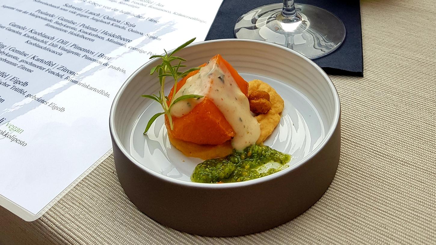 Im Alois am Tiergärtnertor serviert ein junges Team vegan, vegetarisch und fleischhaltige Crossover-Küche.
Im Alois am Tiergärtnertor serviert ein junges Team vegan, vegetarisch und fleischhaltige Crossover-Küche.