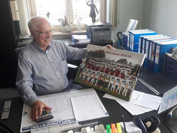 Im Firmen-Büro von Johann Pröpster finden regelmäßige Besprechungen mit der Fußball-Abteilungsleitung des ASV statt. Der Mäzen schaltet sich mitunter bei Gehaltsverhandlungen mit Spielern direkt mit ein. Im Firmen-Büro von Johann Pröpster finden regelmäßige Besprechungen mit der Fußball-Abteilungsleitung des ASV statt. Der Mäzen schaltet sich mitunter bei Gehaltsverhandlungen mit Spielern direkt mit ein.