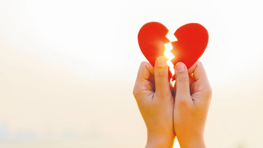 FOTO: Siam - stock.adobe.com, gesp. 12/2019 (1 Credit f??r Blitz)..MOTIV: Frau h??lt zerbrochenes Herz aus Papier vor Sonnenuntergang, Symbol, Trennung, Scheidung, Liebeskummer....Woman hand holding broken paper red heart on sunset. Love, Wedding and Valentines day concept. FOTO: Siam - stock.adobe.com, gesp. 12/2019 (1 Credit f??r Blitz)..MOTIV: Frau h??lt zerbrochenes Herz aus Papier vor Sonnenuntergang, Symbol, Trennung, Scheidung, Liebeskummer....Woman hand holding broken paper red heart on sunset. Love, Wedding and Valentines day concept.