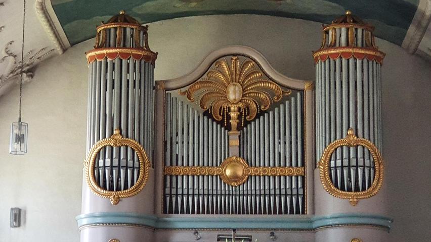 Die sanierte Orgel in Langensendelbach. Die sanierte Orgel in Langensendelbach.