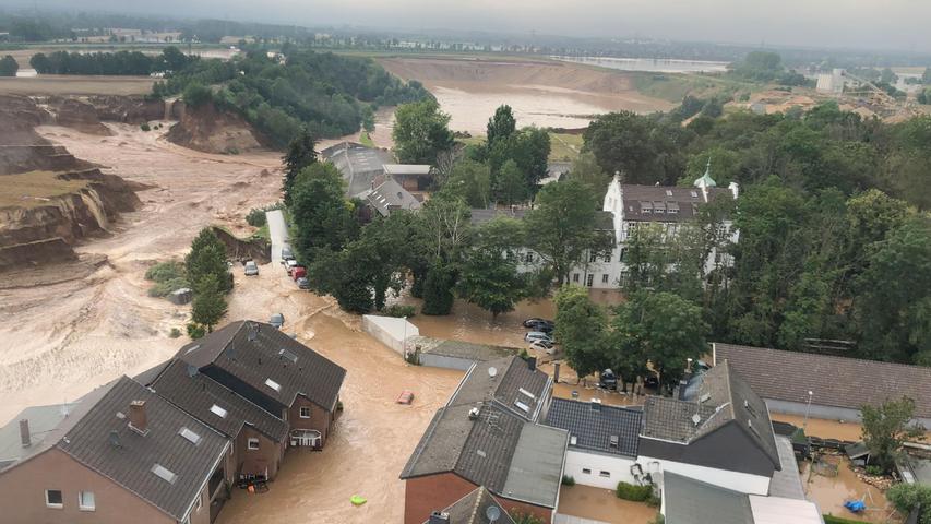 Ganze Stadtteile standen unter Wasser, Häuser wurden zerstört. 