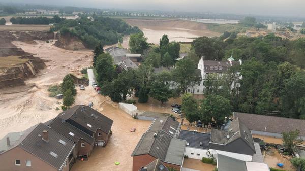 Nach dem Unwetter in Nordrhein-Westfalen - Erftstadt-Blessem