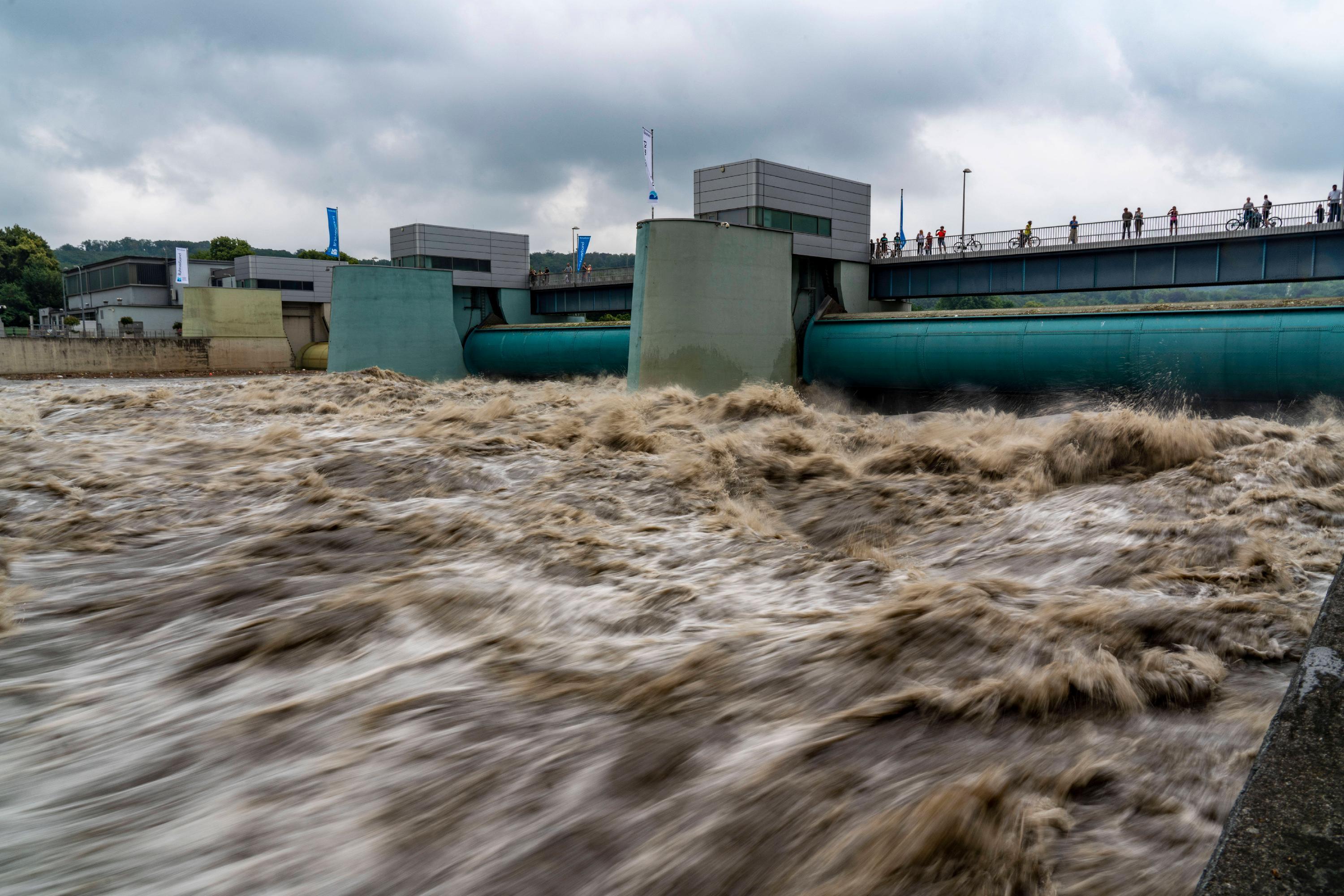 News Bilder des Tages Wehr des Baldeneysee in Essen, die Wassermassen tosen durch die geöffneten Stauwehre, Hochwasser a