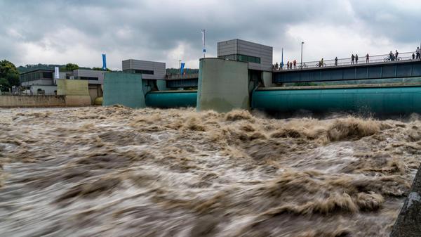 News Bilder des Tages Wehr des Baldeneysee in Essen, die Wassermassen tosen durch die geöffneten Stauwehre, Hochwasser a