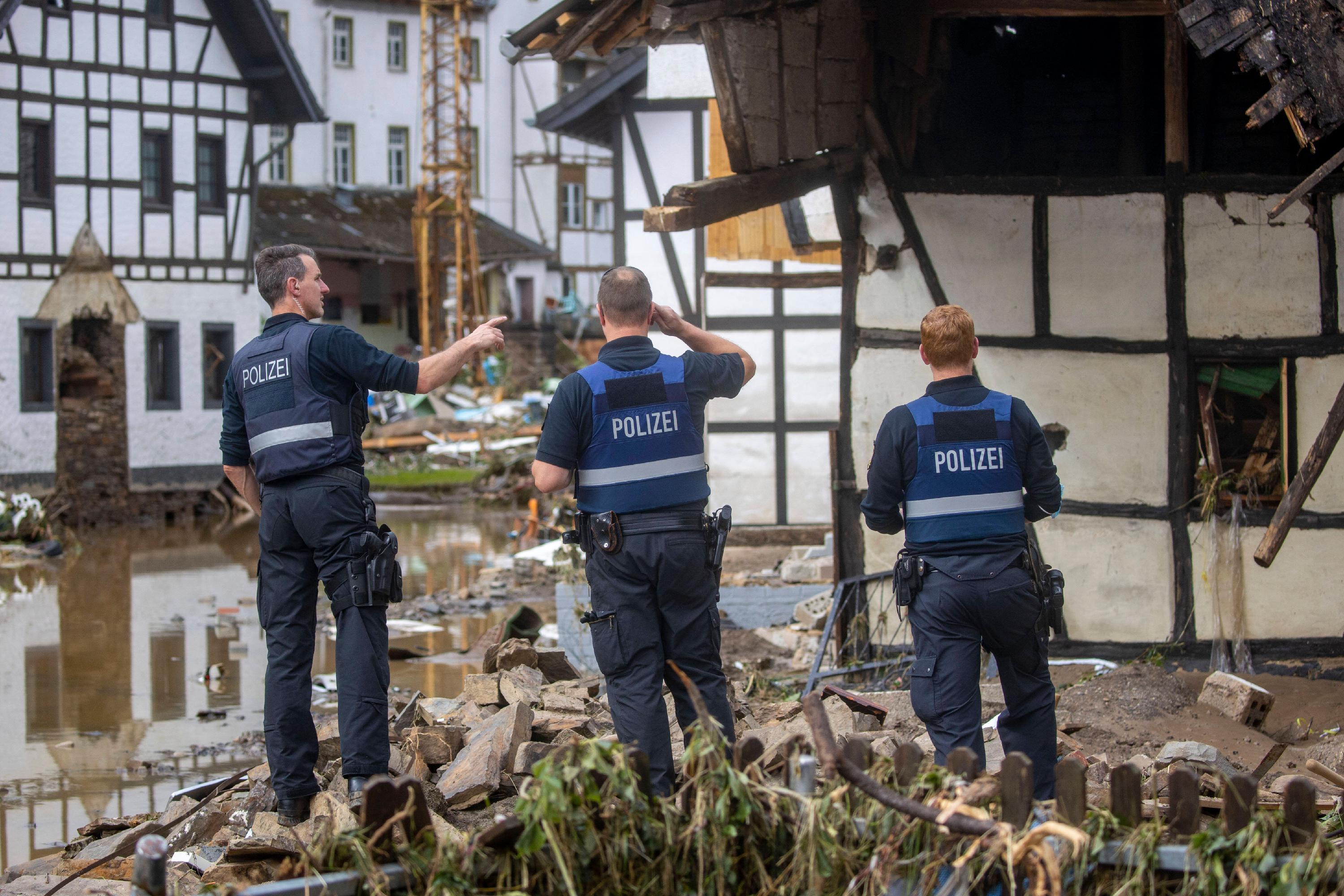 Hilfskräfte versuchen sich einen Überblick über die Zerstörung zu verschaffen. 