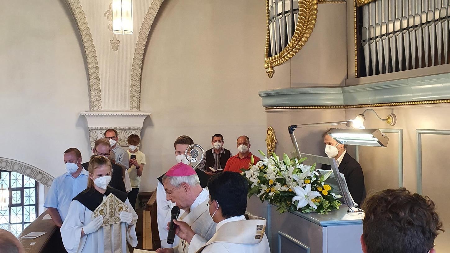 Die Wiedereinweihung der sanierten Orgel in Langensendelbach erfolgte durch Erzbischof Ludwig Schick. Die Wiedereinweihung der sanierten Orgel in Langensendelbach erfolgte durch Erzbischof Ludwig Schick.