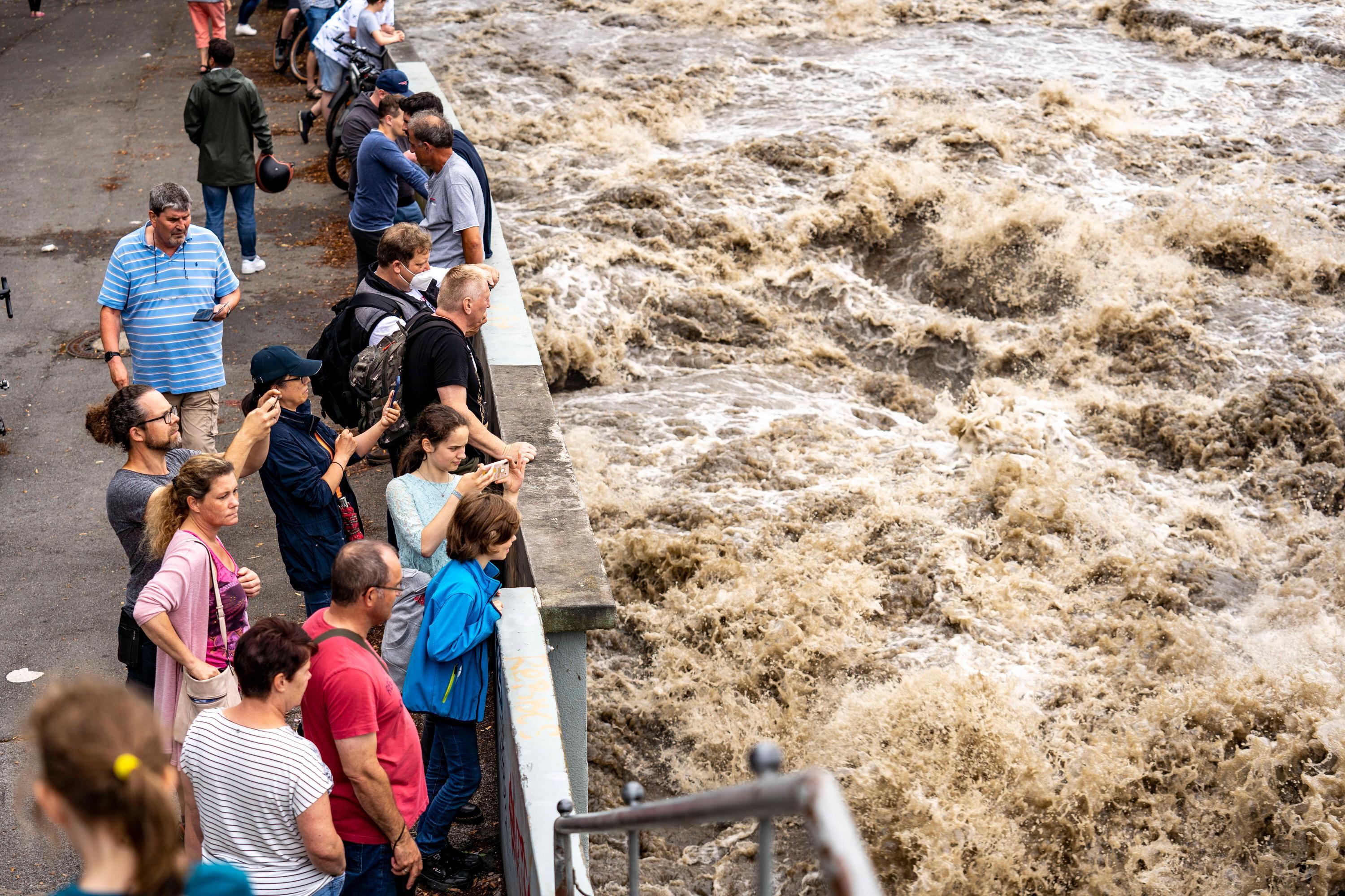 Schaulustige beobachten das Geschehen aus sicherer Entfernung. 