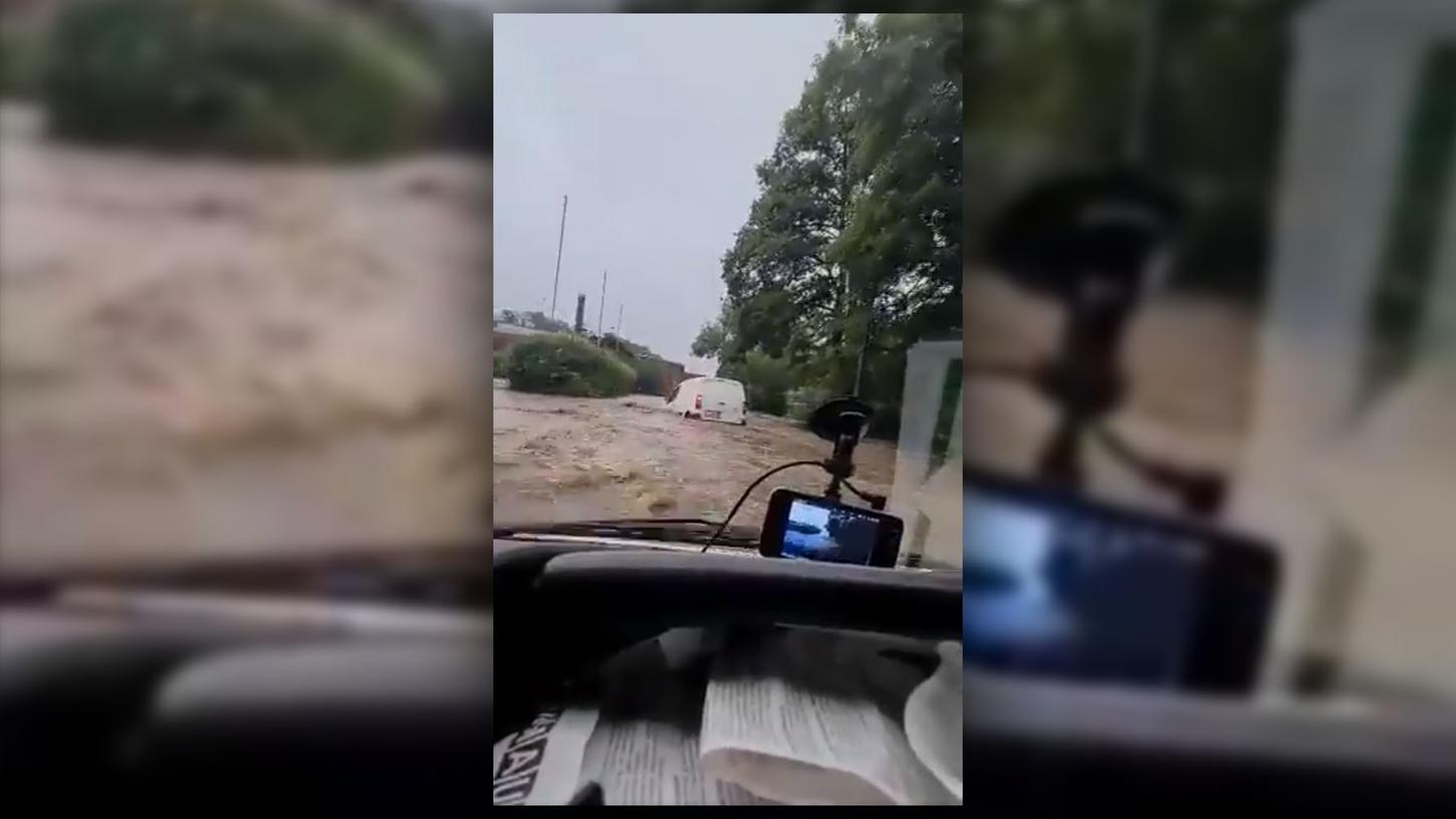 Video: Mann lacht auf überfluteter Straße über schwimmendes Auto - dann säuft sein eigenes ab