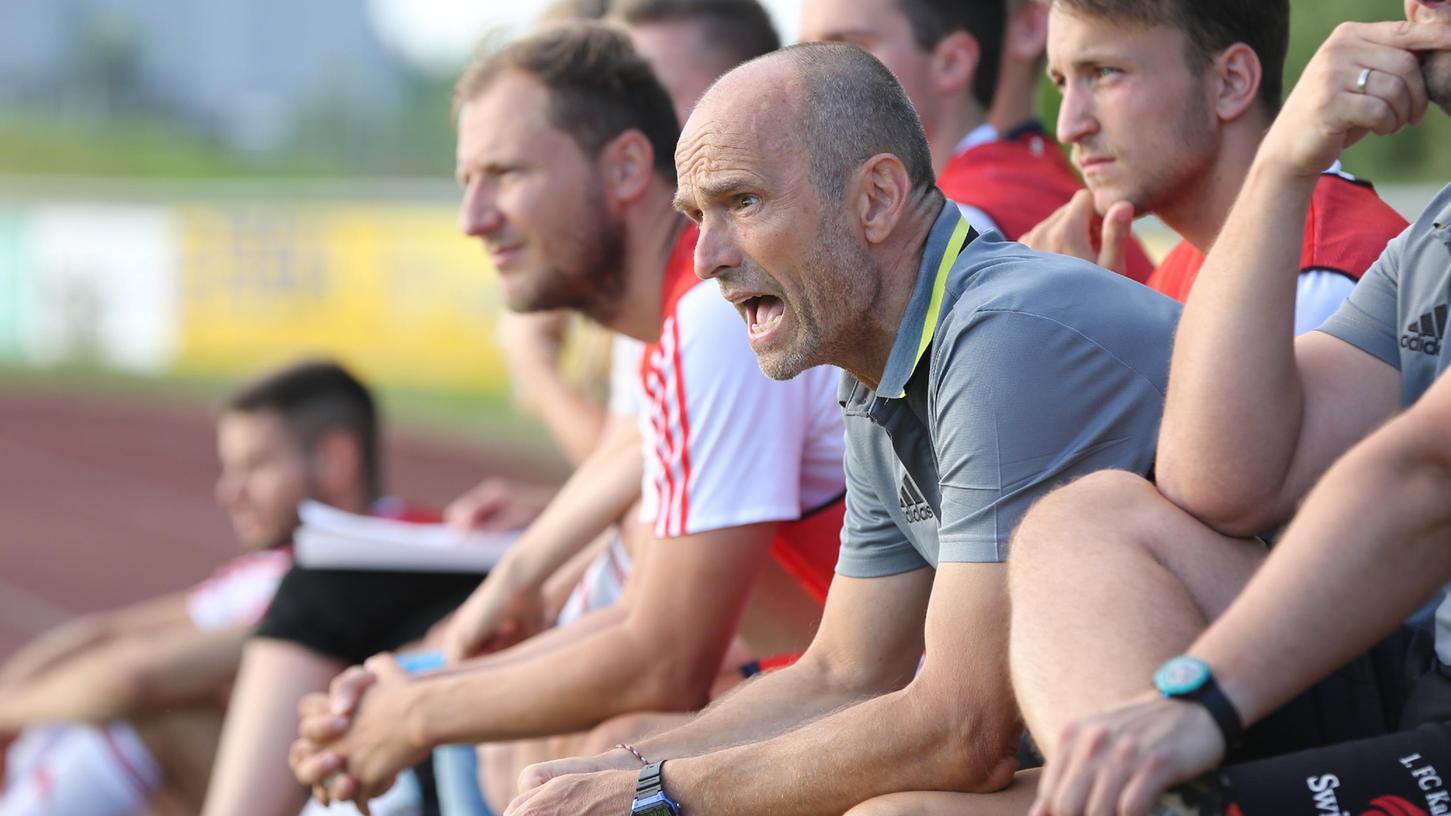 Meinungs- und lautstark kann Wolfgang Lutz als Trainer sein. Beim SV Poppenreuth ist er nun zum zweiten Mal am Ruder und beerbt Peter Meier.
Meinungs- und lautstark kann Wolfgang Lutz als Trainer sein. Beim SV Poppenreuth ist er nun zum zweiten Mal am Ruder und beerbt Peter Meier.