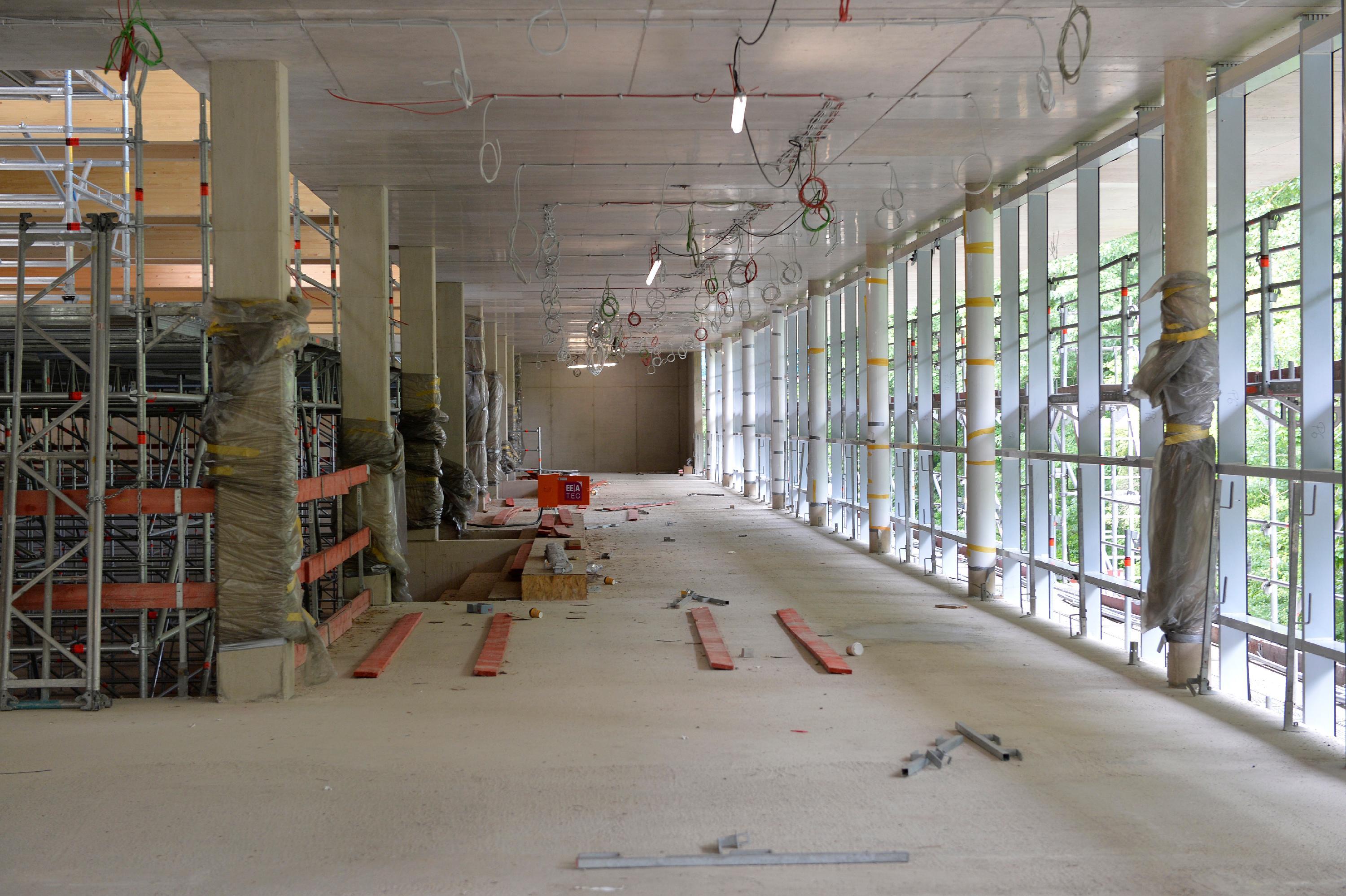 Als am Donnerstag der Sportausschuss zu Besuch war, besichtigte auch der Leiter des Sportamts, Ulrich Klement, die Baustelle.