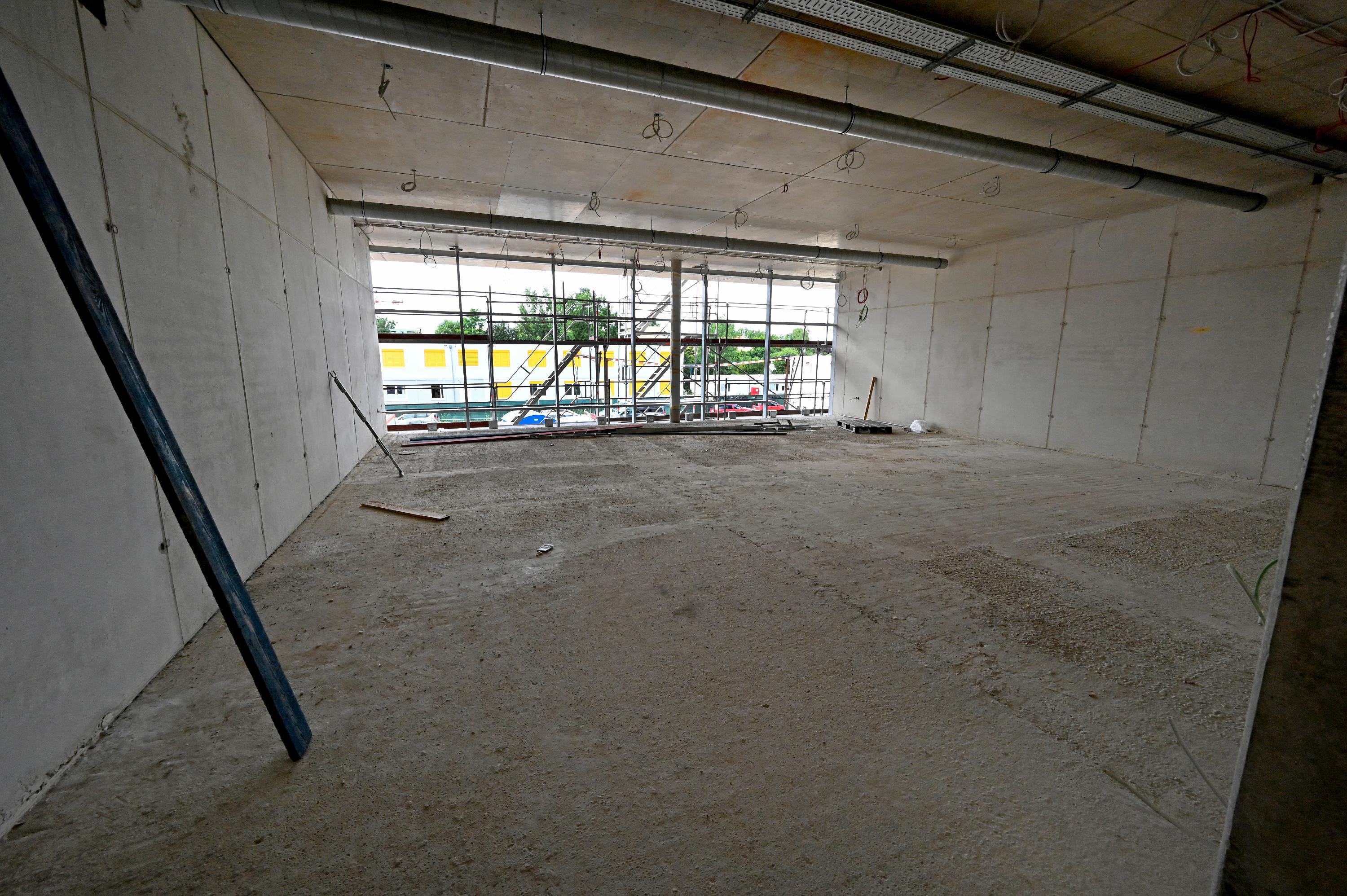 Er ist beeindruckt. "Sonst hat man das alles immer nur auf den Plänen gesehen. Wie groß das ist, erkennt man erst jetzt", sagt Klement.