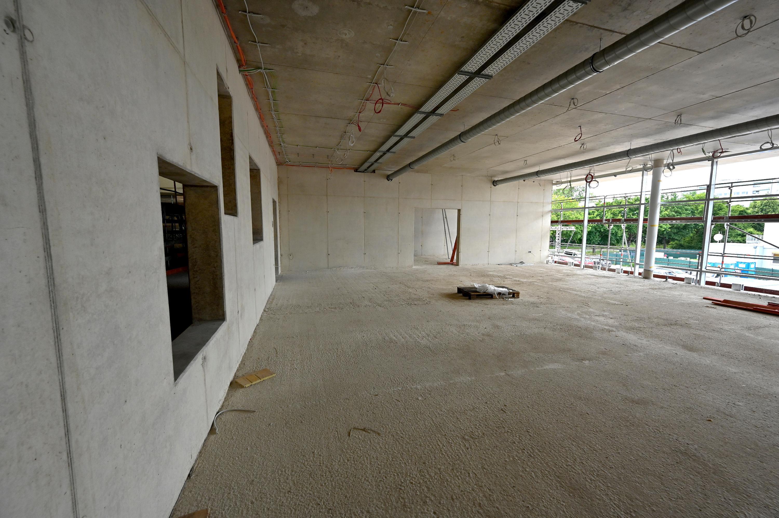 Im April machte allerdings ein Brand Sorgen: Das Feuer auf dem Dach der neuen Groß-Sporthalle hat einen Schaden von rund 250.000 Euro angerichtet. Nun ist davon aber nichts mehr zu sehen.