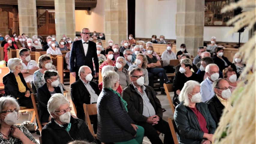 "Kum ba yah": Mit diesem Lied zog Volker Heißmann in die Weißenburger Startkirche ein.