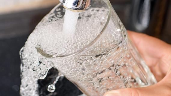 Verunreinigungen in fränkischem Trinkwasser: Wo Bürger jetzt abkochen müssen