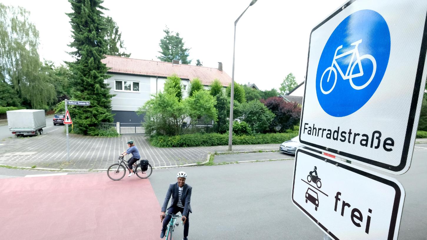 In der Balthasar-Neumann-Straße in Mögeldorf ist die Fahrradstraße fertig markiert und beschildert. Nasser Ahmed von der SPD fordert aber einen weiteren Ausbau.
