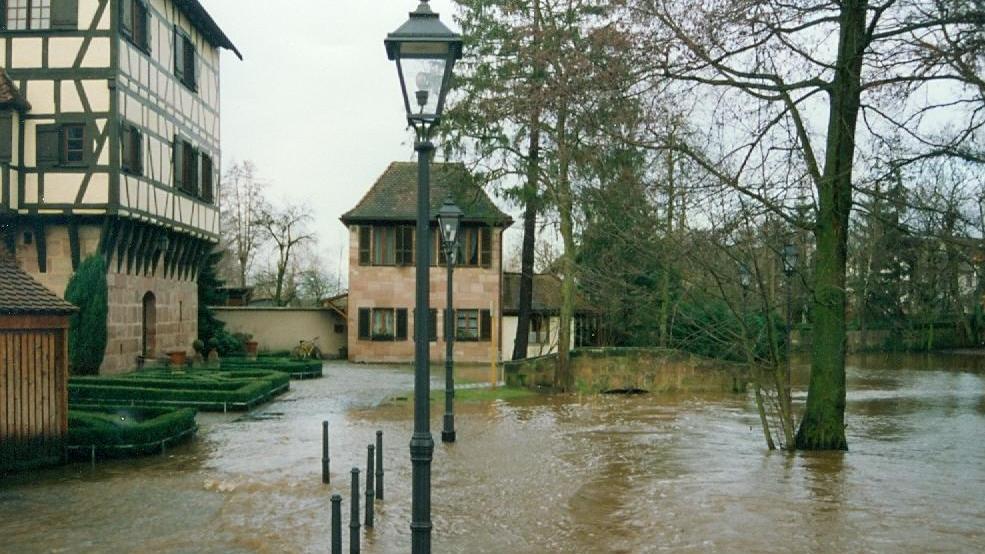 Hochwasser in Nürnberg-Fischbach: 1993 trat das vergleichsweise kleine Gewässer über die Ufer und überschwemmte Straßen und setzte Gebäude unter Wasser. 