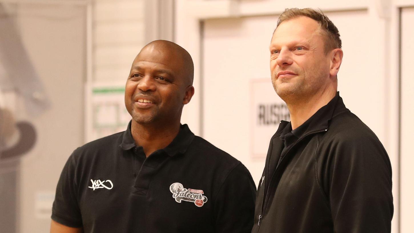 Begrüßen die Zukunft mit einem Lächeln: Falcons-Chef Ralph Junge (rechts) konzentriert sich künftig auf seine Tätigkeit als Geschäftsführer, Co-Trainer Derrick Taylor sitzt zusammen mit dem neuen und alten Cheftrainer Vytautas Buzas auf der Bank.
Begrüßen die Zukunft mit einem Lächeln: Falcons-Chef Ralph Junge (rechts) konzentriert sich künftig auf seine Tätigkeit als Geschäftsführer, Co-Trainer Derrick Taylor sitzt zusammen mit dem neuen und alten Cheftrainer Vytautas Buzas auf der Bank.