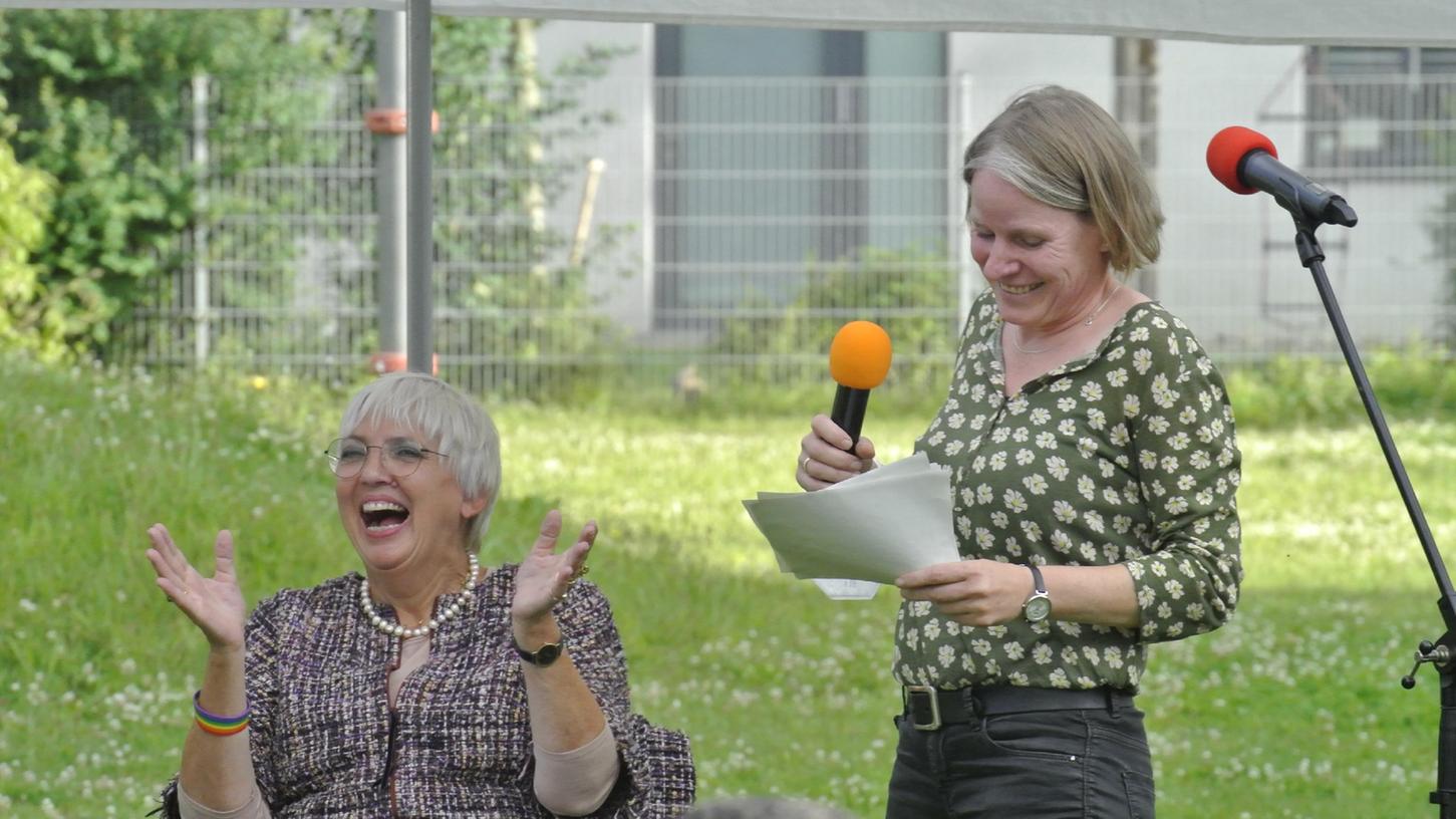 Wahlkampf-Spaß in Erlangen: Bundestagsvizepräsidentin Claudia Roth (l.) und die grüne Stadträtin Eva Linhart.