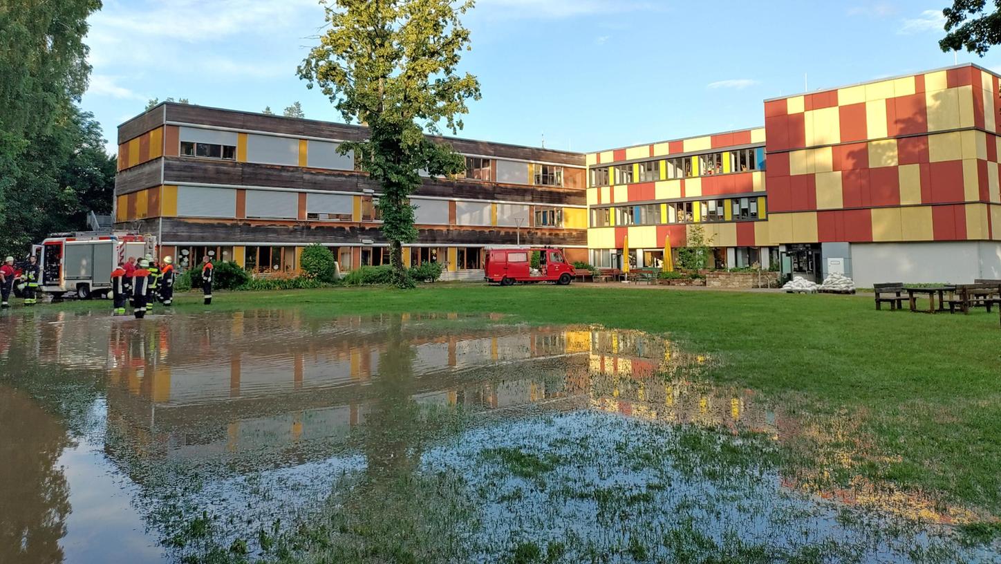 Der Park wurde zum See: Der massive Starkregen am Freitag, 9. Juli, hat den sonst so friedlichen Tiefenbach in Zell in einen reißenden Fluss verwandelt, der den Begegnungspark und einen Parkplatz der Behinderteneinrichtung von Regens Wagner bis zu einen Meter tief unter Wasser setzte. Keller, Kindergarten, Heilpädagogische Tagesstätte, Büro-, Therapie- und Technikräume waren massiv betroffen.
Der Park wurde zum See: Der massive Starkregen am Freitag, 9. Juli, hat den sonst so friedlichen Tiefenbach in Zell in einen reißenden Fluss verwandelt, der den Begegnungspark und einen Parkplatz der Behinderteneinrichtung von Regens Wagner bis zu einen Meter tief unter Wasser setzte. Keller, Kindergarten, Heilpädagogische Tagesstätte, Büro-, Therapie- und Technikräume waren massiv betroffen.