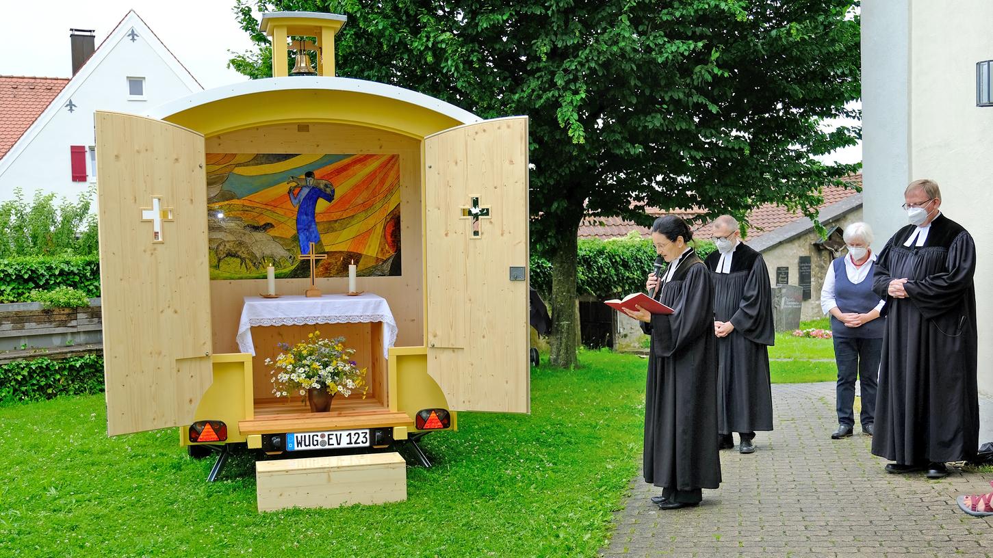 In Ettenstatt wurde die Schäferwagenkirche der Pfarreien Weißenburg, Pleinfeld und Ettenstatt von Dekanin Ingrid Gottwald-Weber, Pfarrer Uwe Bloch und Pfarrer Joachim Piephans beim Felchbachtalgottesdienst in den Dienst gestellt. In Ettenstatt wurde die Schäferwagenkirche der Pfarreien Weißenburg, Pleinfeld und Ettenstatt von Dekanin Ingrid Gottwald-Weber, Pfarrer Uwe Bloch und Pfarrer Joachim Piephans beim Felchbachtalgottesdienst in den Dienst gestellt.