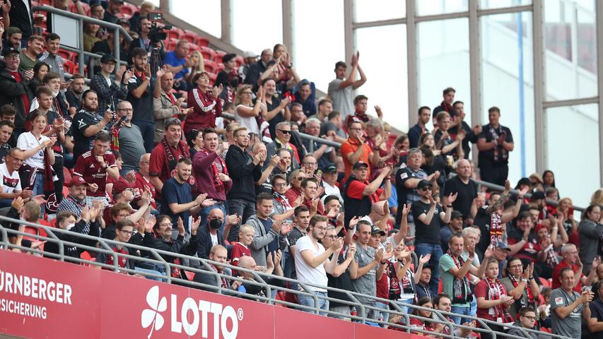 "Grundsätzlich freue ich mich sehr auf das Max-Morlock-Stadion, auf ein Spiel vor Zuschauern“, sagte Köllner und sprach damit wohl die Gefühlslage sämtlicher Beteiligten aus: Bis zu 4000 Fans durften die Generalprobe des 1. FC Nürnberg endlich wieder auf den Rängen verfolgen.