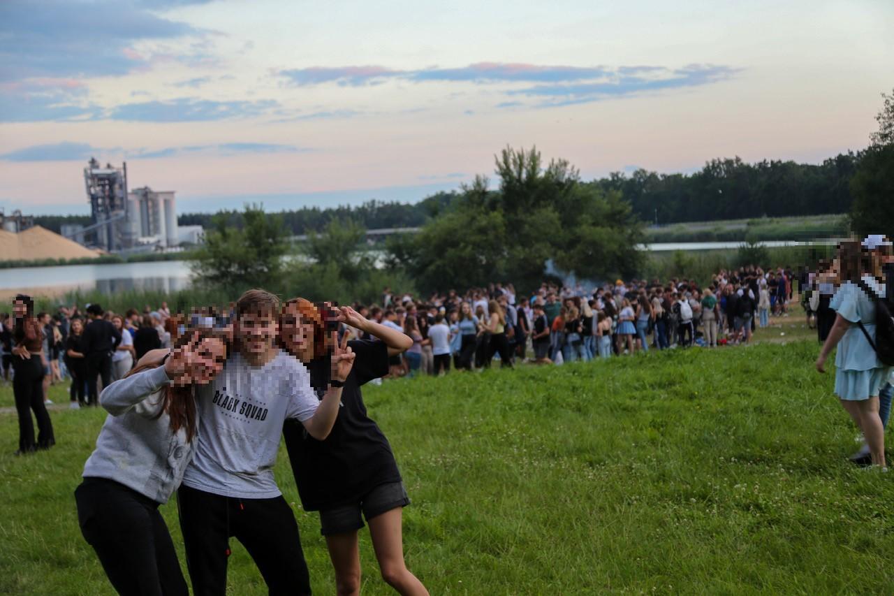 Am Bögl-Weiher bei Sengenthal feierten rund 2000 Party-Gänger in die Nacht