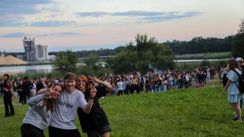 Die Stimmung war gut: Rund 2000 Menschen machten am Baggersee bei Sengenthal ausgelassen Party.