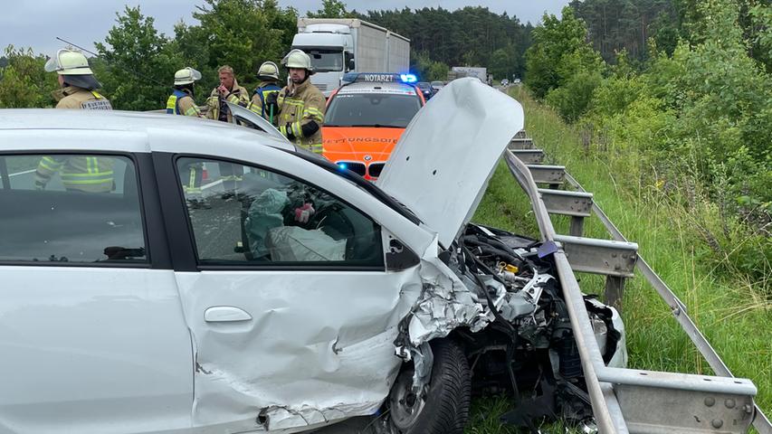 Unfall auf der B8: Opel schrammt an Lastwagen vorbei - und kollidiert mit Auto