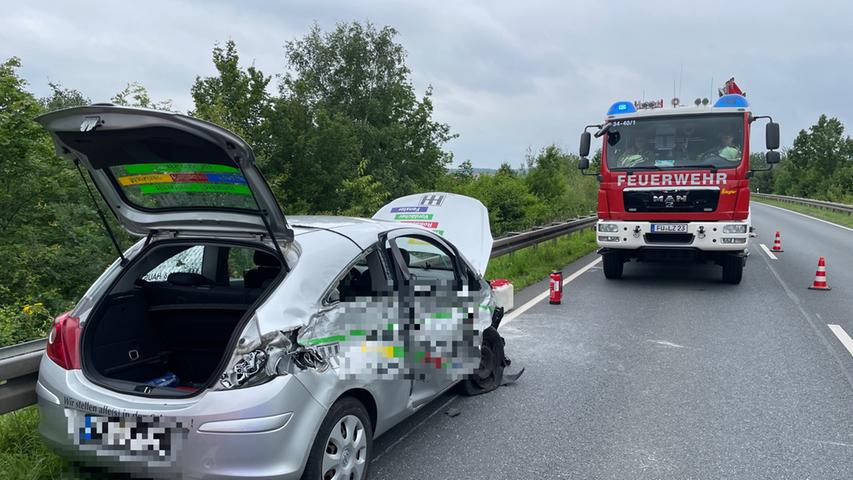 Unfall auf der B8: Opel schrammt an Lastwagen vorbei - und kollidiert mit Auto
