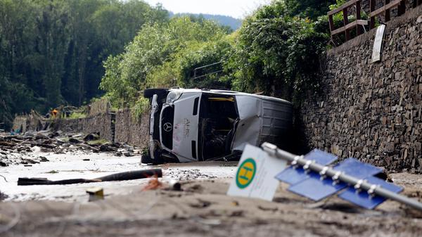 In der Eifel haben heftige Regenfälle und Dauerregen für Überschwemmungen und Überflutungen gesorgt. Im Ahrtal trat der Fluss vielerorts über die Ufer und Überschwemmte nicht nur Keller sondern ganze Ortschaften. Im Bild die Straße zwischen Dernau und Walporzheim, die von den Fluten auf einem Abschnitt einfach mitgerissen wurde.