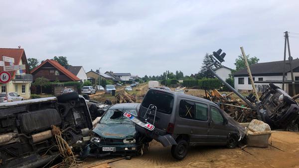 Zerstörte Autos liegen an einem Bahnübergang in Swisttal-Odendorf Rhein-Sieg-Kreis. Sie wurden mitgerissen, als der Orbach über die Ufer trat und eine Flutwelle durch die Dörfer strömte.