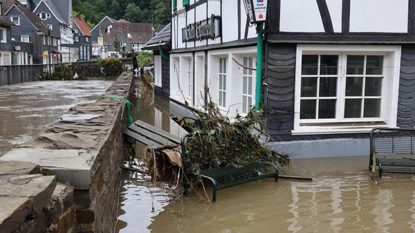 Der Ortstei Unterburg in Solingen, eine historischen Touristenstadt. Der beschauliche kleine Fluss Eschbach verbreitert sich und tritt über die Ufer. Häuser stehen unter Wasser, der ganze Ort wurde über Nacht evakuiert.