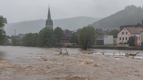 Auch in Hagen sorgte der Fluss Lenne für Überschwemmungen. Ganze Bäume und Gebäudeteile werden von den Wassermassen mitgerissen.